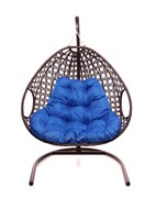 Подвесное кресло Для двоих ЛЮКС с ротангом коричневое (синяя подушка) в Екатеринбурге